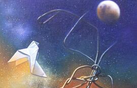 Obra artística con fondo espacial, galaxias y un planeta, junto a figura abstracta de pájaro de papel y alambres.