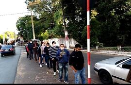 Fila de contribuyentes lambareños en la mañana de este viernes.