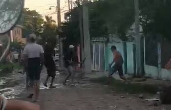 Captura de video donde se observa a dos hombres armados con machete peleando en el Refugio RI 14.