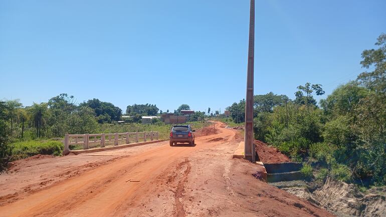 Los conductores al pasar el puente deben hacer una maniobra importante para retomar sus caminos.