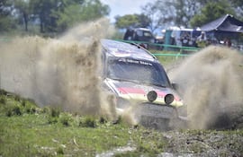 Automóvil de rally levantando polvo en el aire, con la marca 'Silver Star' visible y luces adicionales en el frente.