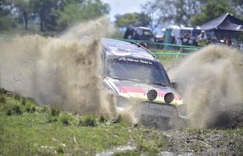 Automóvil de rally levantando polvo en el aire, con la marca 'Silver Star' visible y luces adicionales en el frente.