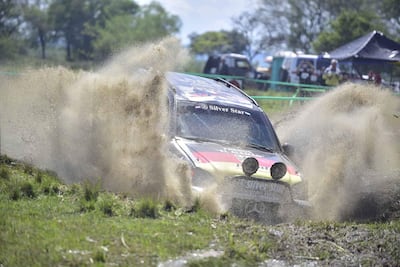 Automóvil de rally levantando polvo en el aire, con la marca 'Silver Star' visible y luces adicionales en el frente.