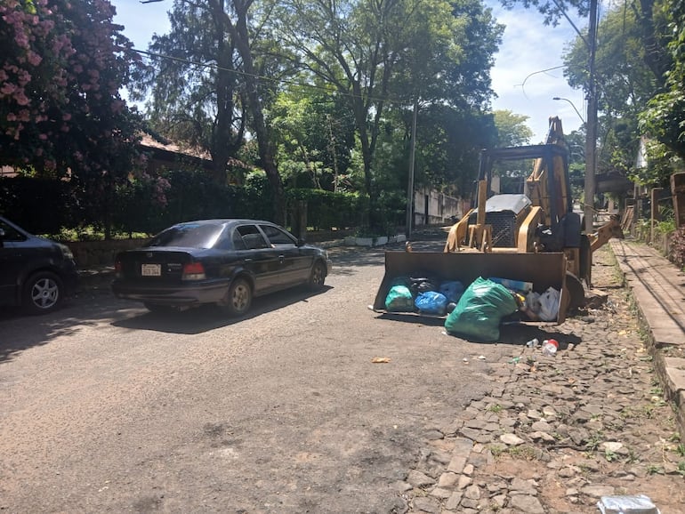 Este tractor acumula residuos a metros de la Municipalidad.