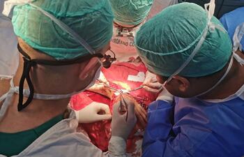 Médicos paraguayos muestran que en Paraguay también son posibles las cirugías avanzadas con profesionales de calidad.