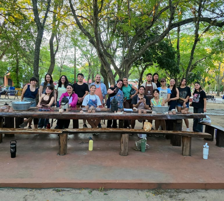 Ceramistas realizan talleres gratuitos de cerámica con técnicas artesanales en los que utilizan arcilla local.