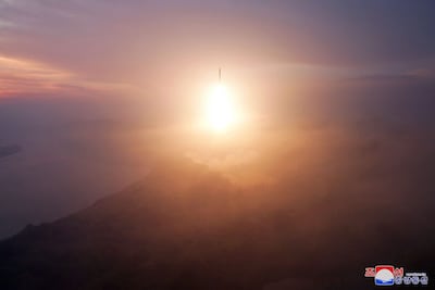 Momento del lanzamiento de un misil balístico intercontinental este jueves en Corea del Norte.