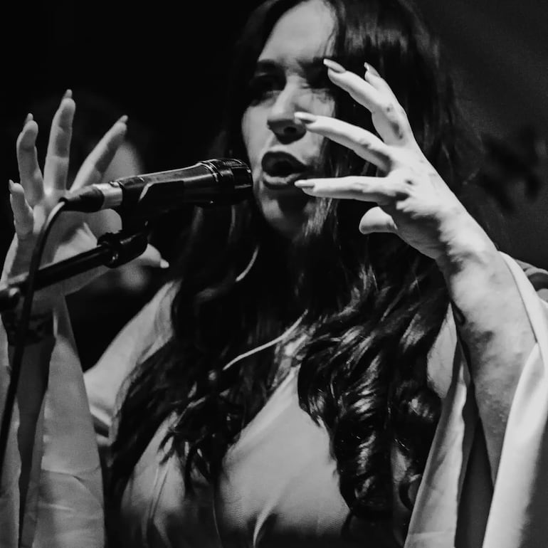 Loreley Llanos Medina en una presentación en vivo. Foto: Alejandro Brugada.