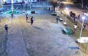 Las cámaras del parque lograron captar parte de la pelea y el posterior disparo de los uniformados.