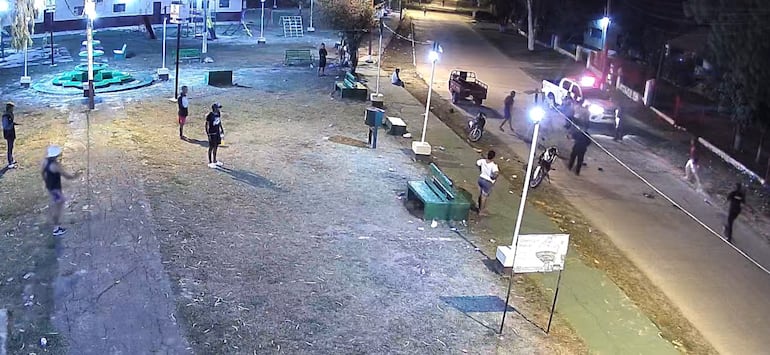 Turba de personas alcoholizadas se enfrenta a policías, quienes responden a balazos en Fuerte Olimpo