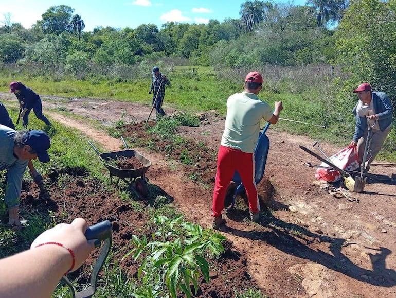 Vecinos de Mbocayá Pucú, Ybycuí, reparan con palas y carretillas el camino vecinal ante la falta de asistencia municipal.