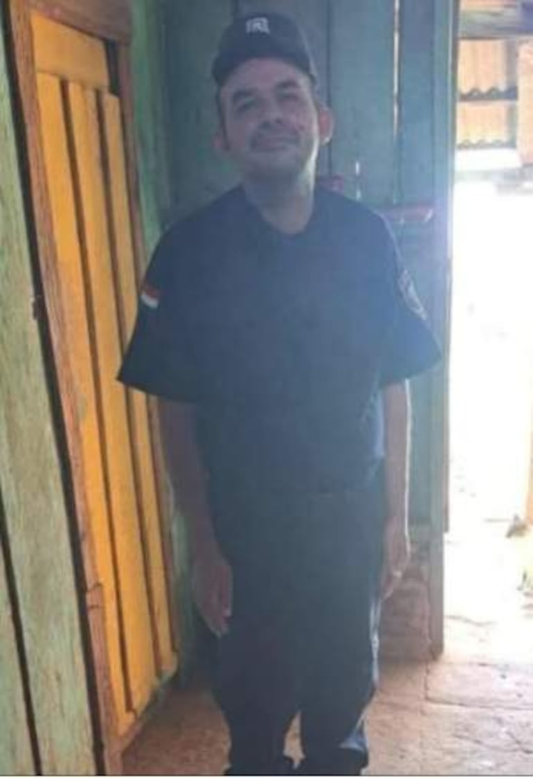 Uniforme de policía en un entorno interior con estructura de madera, hombre posando relajado para la cámara.