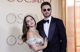¡Linda parejita! La actriz portuguesa Alba Baptista y el actor estadounidense Chris Evans en la alfombra roja de la 98.ª ceremonia anual de los Premios Óscar. (EFE/EPA/RYAN SUN)