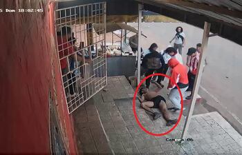 Captura de pantalla donde se observa al joven agredido rodeado de sus agresores.