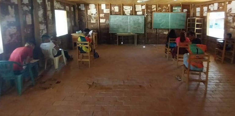 En estas deplorables condiciones, niños ayoreos participan en clases en la escuela 7685 AOE en Puerto Pinasco.
