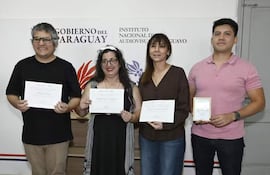 Miguel Ángel Agüero, Marlene Sautu, Juana Miranda recibiendo en nombre de Hugo Gamarra, y Santiago Eguía Callizo, reconocidos en la primera edición del Premio Nacional de Guion, el año pasado.