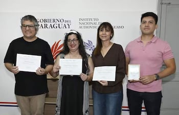 Miguel Ángel Agüero, Marlene Sautu, Juana Miranda recibiendo en nombre de Hugo Gamarra, y Santiago Eguía Callizo, reconocidos en la primera edición del Premio Nacional de Guion, el año pasado.