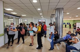 Asegurados forman fila para realizar trámites en el Hospital Ingavi de IPS.