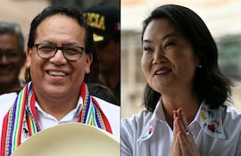 Los candidatos presidenciales en Perú: Roberto Sánchez (I) y Keiko Fujimori.