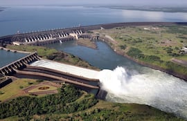 Vertedero de la represa hidroeléctrica Itaipú con uno de los tres canales abierto (foto de archivo).