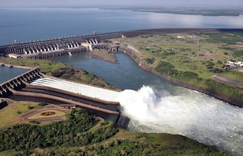 Vertedero de la represa hidroeléctrica Itaipú con uno de los tres canales abierto (foto de archivo).