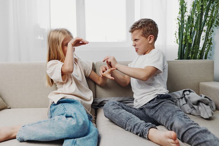 Concepto de rivalidad entre hermanos.