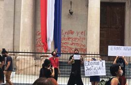 Manifestación frente al Panteón Nacional de los Héroes, Asunción, Paraguay, septiembre de 2020.