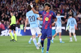 El español Lamine Yamal (10), futbolista de Barcelona, pide asistencia médica juego a causa de una lesión durante el partido frente a Celta de Vigo por la fecha 33 de la LaLiga de España en el estadio Camp Nou, en Barcelona, España.