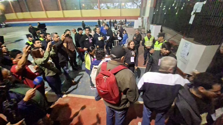 Vanesa Molinas en conversación con personas, mientras un hombre con micrófono informa y otros graban con teléfonos.