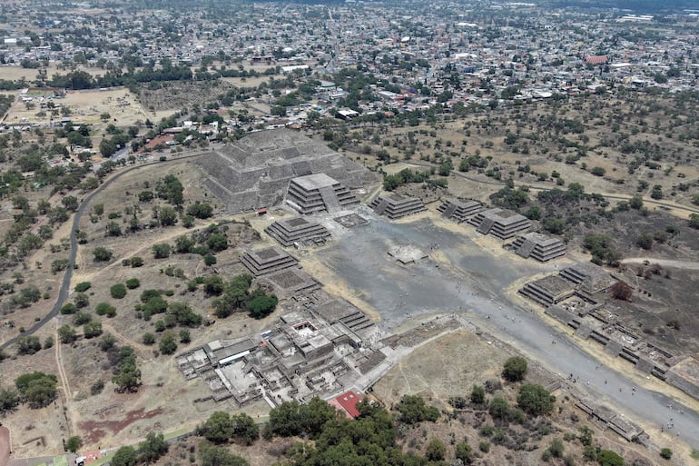 Esta vista aérea muestra a turistas visitando las pirámides de la zona arqueológica de Teotihuacán en Teotihuacán, México, el 22 de abril de 2026.