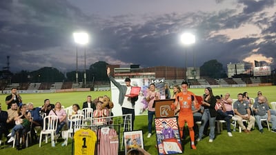 Orlando Gill recibe una placa de reconocimiento durante el homenaje que le brindaron en "El Rayadito".