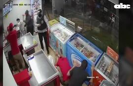 Momento en que los tres malvivientes reducen a los empleados del local comercial a punta de armas de fuego.