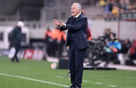 El entrenador de la selección paraguaya de fútbol, Gustavo Alfaro brinda declaraciones en el duelo amistoso ante Grecia, disputado en Atenas.
