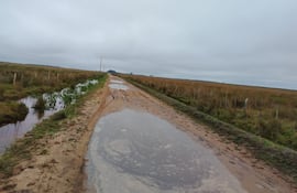 El camino que une las comunidades de Yaguarón con Tacuara’i y Punta Diamante está cortado en varios tramos.