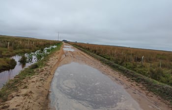 El camino que une las comunidades de Yaguarón con Tacuara’i y Punta Diamante está cortado en varios tramos.