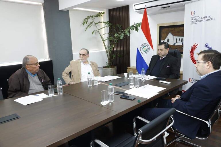 El encuentro del Conasam se llevó a cabo esta tarde en la sede del Mtess, con la participación del Viceministro de Trabajo, César Segovia, el director de Trabajo Jorge Rivas, junto a representantes del sector empleador Enrique Vidal Lovera y el representante de los empleados Bernardo Rojas
