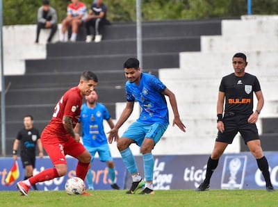 Maniobra de Jorge Jara, experimentado mediocampista de Fernando de la Mora, que derrotó con claridad al Deportivo Obrero de Capitán Bado por 3-0, en duelo desarrollado en Santaní.