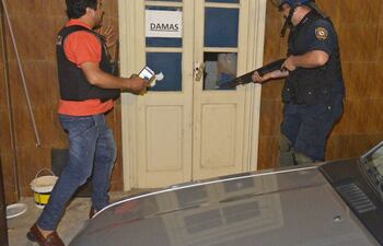 El policía oficial inspector Guido Amarilla Vera (der.), en la madrugada del 1 de abril de 2017, en el local del PLRA.