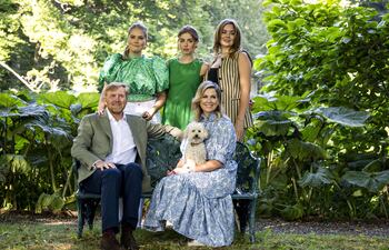 El rey Guillermo Alejandro y la reina Máxima, con el perrito Mambo, y sus hijas, las princesas Amalia, Alexia y Ariane, posan durante la tradicional sesión de fotos de la familia real holandesa.