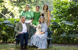 El rey Guillermo Alejandro y la reina Máxima, con el perrito Mambo, y sus hijas, las princesas Amalia, Alexia y Ariane, posan durante la tradicional sesión de fotos de la familia real holandesa.