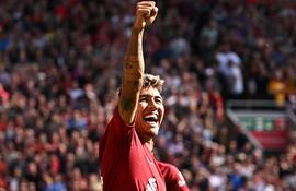 El delantero brasileño del Liverpool, Roberto Firmino, celebra tras marcar su cuarto gol durante el partido de fútbol de la Premier League inglesa entre Liverpool y Bournemouth en Anfield en Liverpool, noroeste de Inglaterra, el 27 de agosto de 2022.