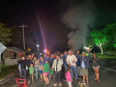 Pobladores de Ypacaraí cierran ruta para exigir energía eléctrica.