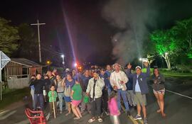 Pobladores de Ypacaraí cierran ruta para exigir energía eléctrica.