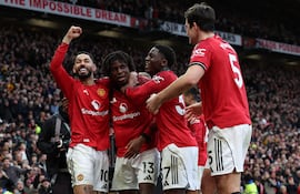 El defensa danés del Manchester United, Patrick Dorgu, celebra con sus compañeros tras anotar el segundo gol durante el partido de fútbol de la Premier League inglesa entre el Manchester United y el Manchester City en Old Trafford.