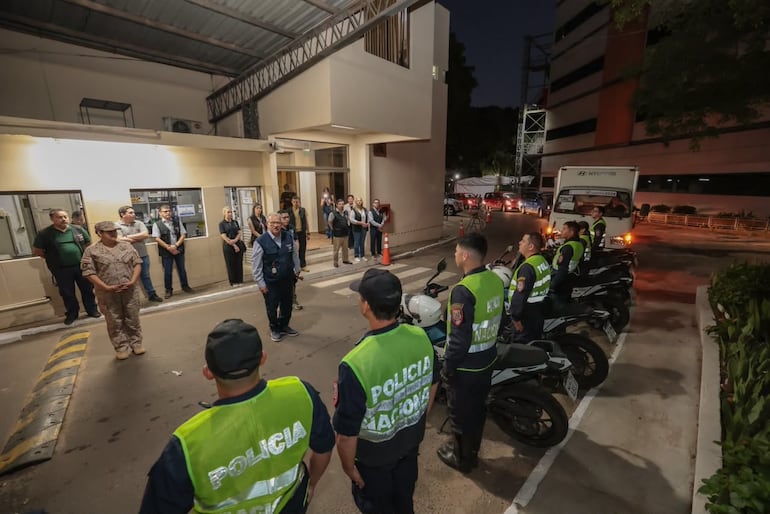 Operativo de envío de máquinas de votación y maletines electorales a los puntos más lejanos del país. Foto: TSJE.