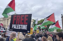 LONDRES, 16/05/2026.- Miles de personas han empezado a congregarse en el centro de Londres para participar en dos manifestaciones distintas: la convocada por el ultraderechista Tommy Robinson y la otra para conmemorar la 'Nakba', el éxodo de la población palestina en 1948. EN la imagen, un momento de la concentración pro-palestina. EFE/ Luis Campello