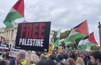 LONDRES, 16/05/2026.- Miles de personas han empezado a congregarse en el centro de Londres para participar en dos manifestaciones distintas: la convocada por el ultraderechista Tommy Robinson y la otra para conmemorar la 'Nakba', el éxodo de la población palestina en 1948. EN la imagen, un momento de la concentración pro-palestina. EFE/ Luis Campello