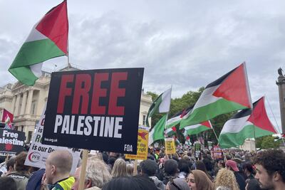 LONDRES, 16/05/2026.- Miles de personas han empezado a congregarse en el centro de Londres para participar en dos manifestaciones distintas: la convocada por el ultraderechista Tommy Robinson y la otra para conmemorar la 'Nakba', el éxodo de la población palestina en 1948. EN la imagen, un momento de la concentración pro-palestina. EFE/ Luis Campello