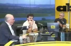 El exsenador Mario Paz Castaing (izq.) y el titular de la Cohehupy, Dante Leguizamón, visitaron ayer No Tiene Nombre de ABC.