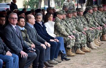 Emiliano Rolón Fernández (izq.) y Mario Abdo Benítez (c) asistieron ayer al acto de conmemoración por la Paz del Chaco, en Mcal. Estigarribia.